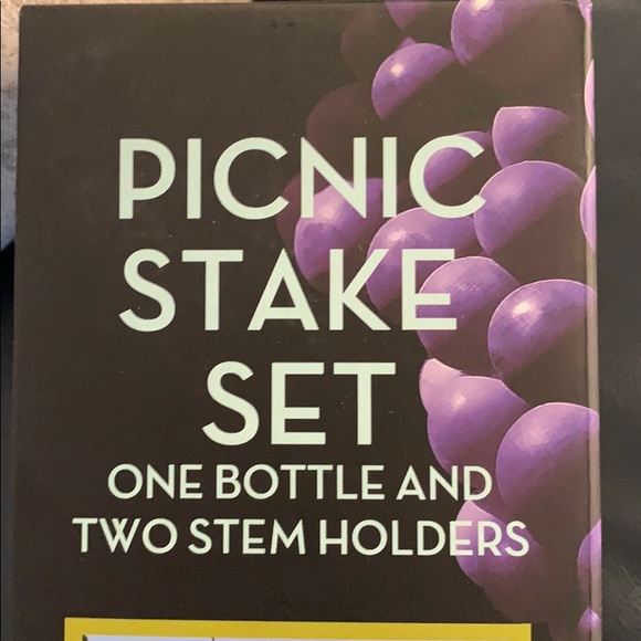 NWT Wine bottle and 2 wine glasses stakes - Picture 3 of 5